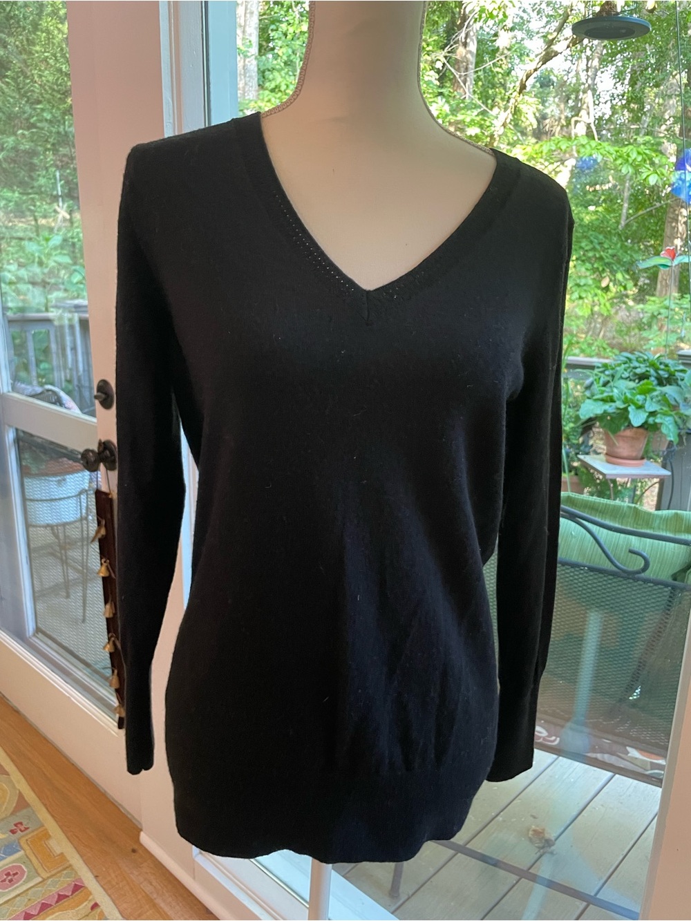 Banana Republic Black V-Neck Sweater for Women says XL but more like L